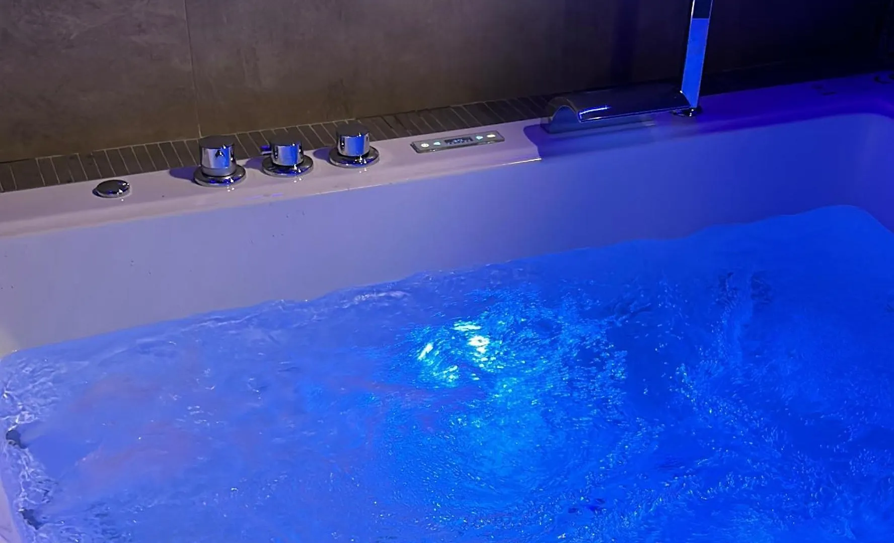 ברולו Suite Spa Townhouse Piraino איטליה
